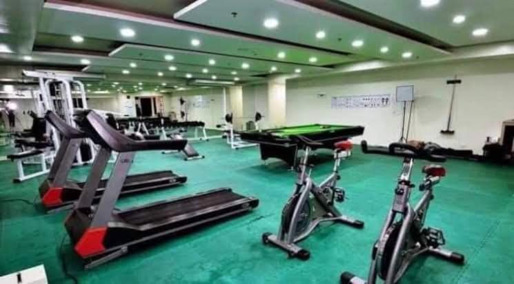 Apartment Budget Staycation With Free Pool And Gym Access Very Near Us Embassy, Robinsons Manila, Zoo, Up Pgh