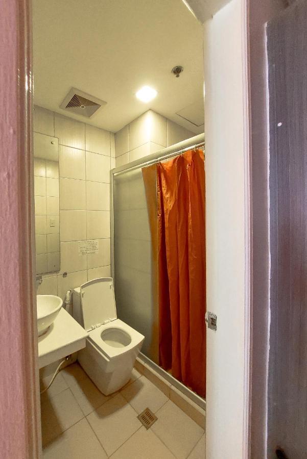 Budget Staycation With Free Pool And Gym Access Very Near Us Embassy, Robinsons Manila, Zoo, Up Pgh Apartment Manila