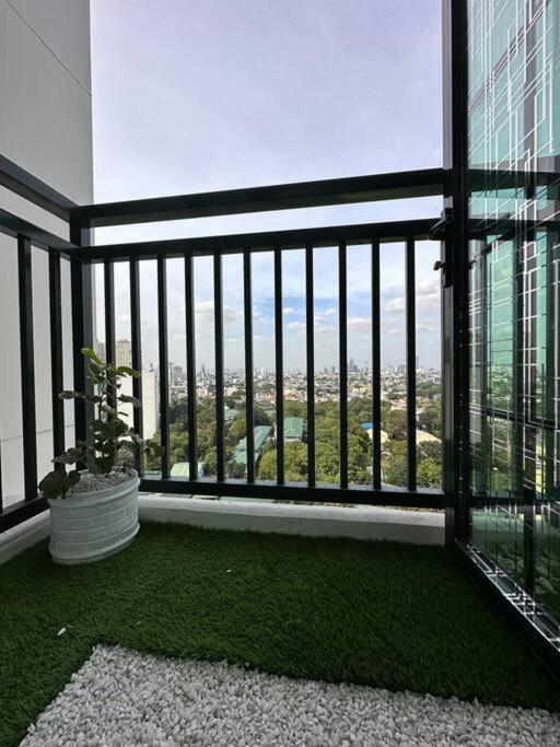New & Spacious Unit In Qc W/ Wifi & Netflix Apartment