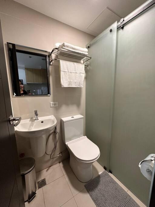 New & Spacious Unit In Qc W/ Wifi & Netflix Apartment