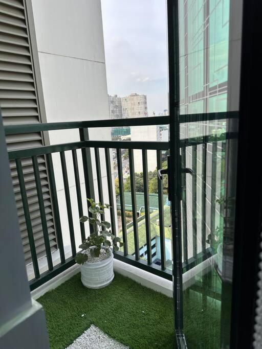 New & Spacious Unit In Qc W/ Wifi & Netflix Apartment Manila