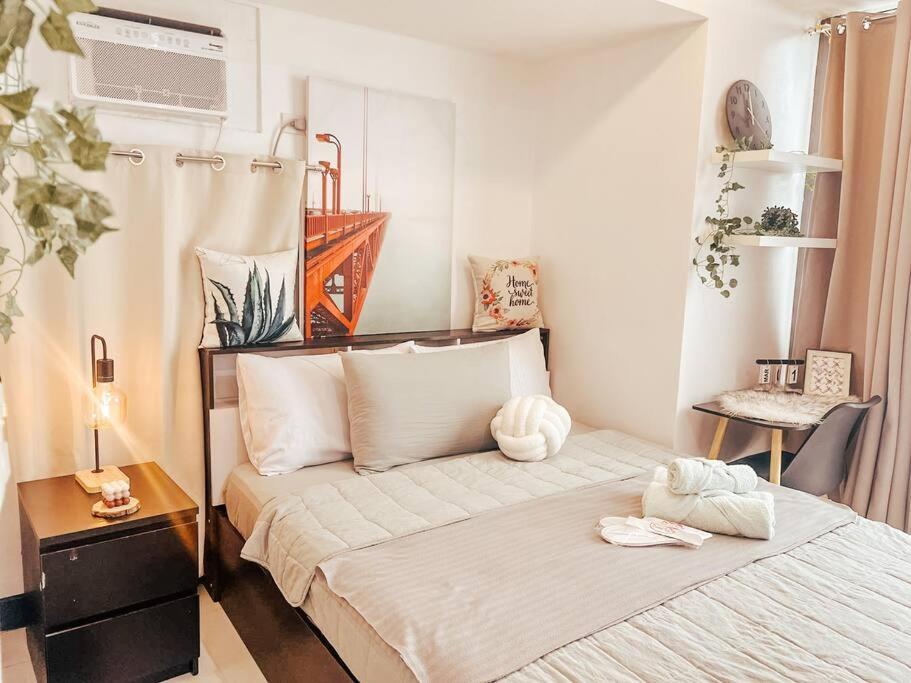Modern Unit In Viceroy Mckinley Hill Taguig * Manila