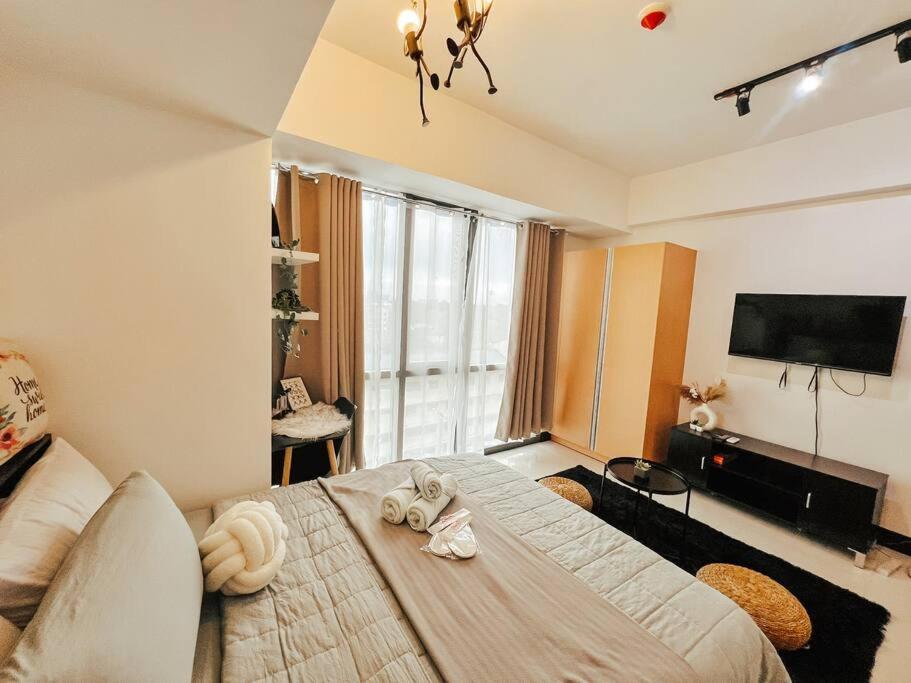 Modern Unit In Viceroy Mckinley Hill Taguig Apartment *