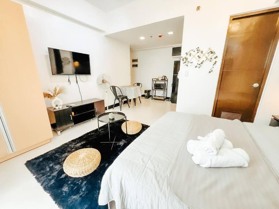 Modern Unit In Viceroy Mckinley Hill Taguig Apartment
