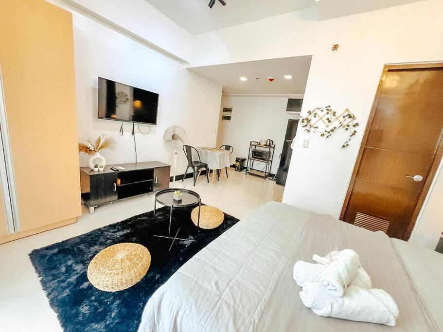 Modern Unit In Viceroy Mckinley Hill Taguig *