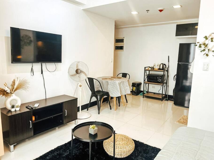 Modern Unit In Viceroy Mckinley Hill Taguig Manila