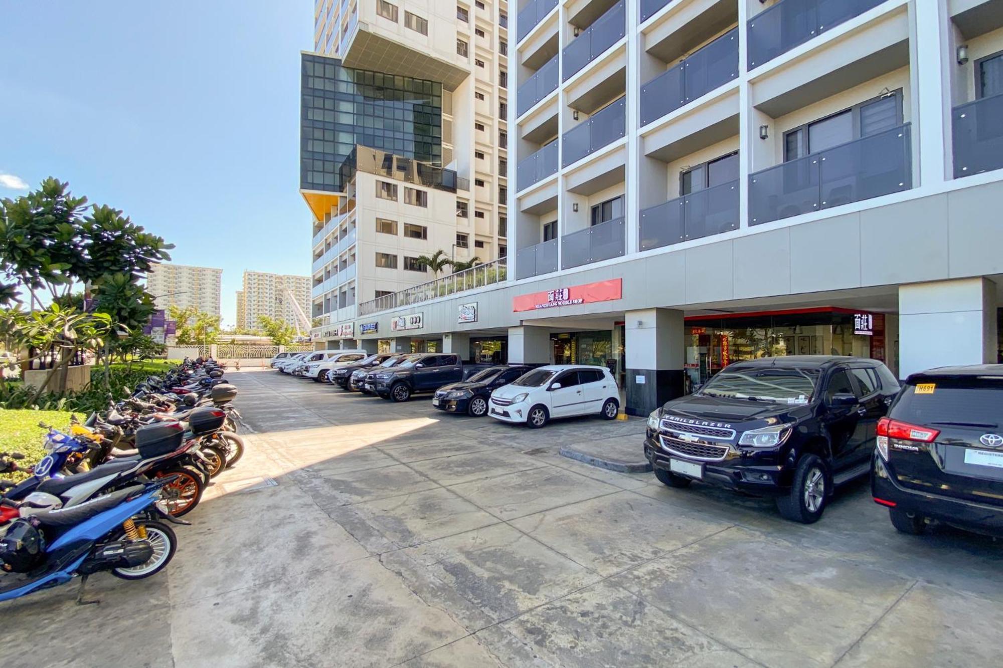 2 Side-by-side P00l Front Condos, 6 Beds, 2 Cr, 2 Kitchen For 10 Guests At Moa Manila