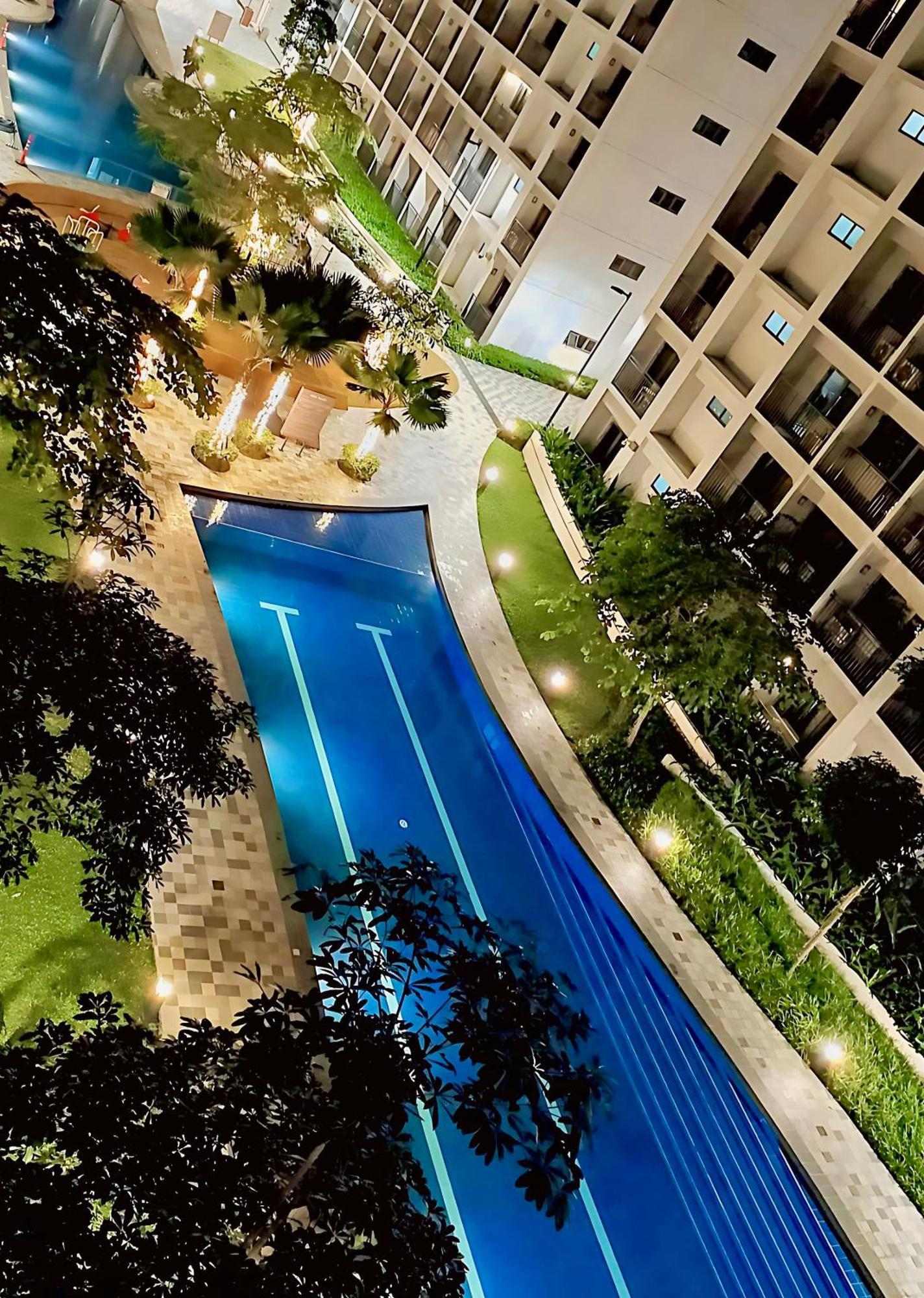 2 Side-by-side P00l Front Condos, 6 Beds, 2 Cr, 2 Kitchen For 10 Guests At Moa Apartment Manila