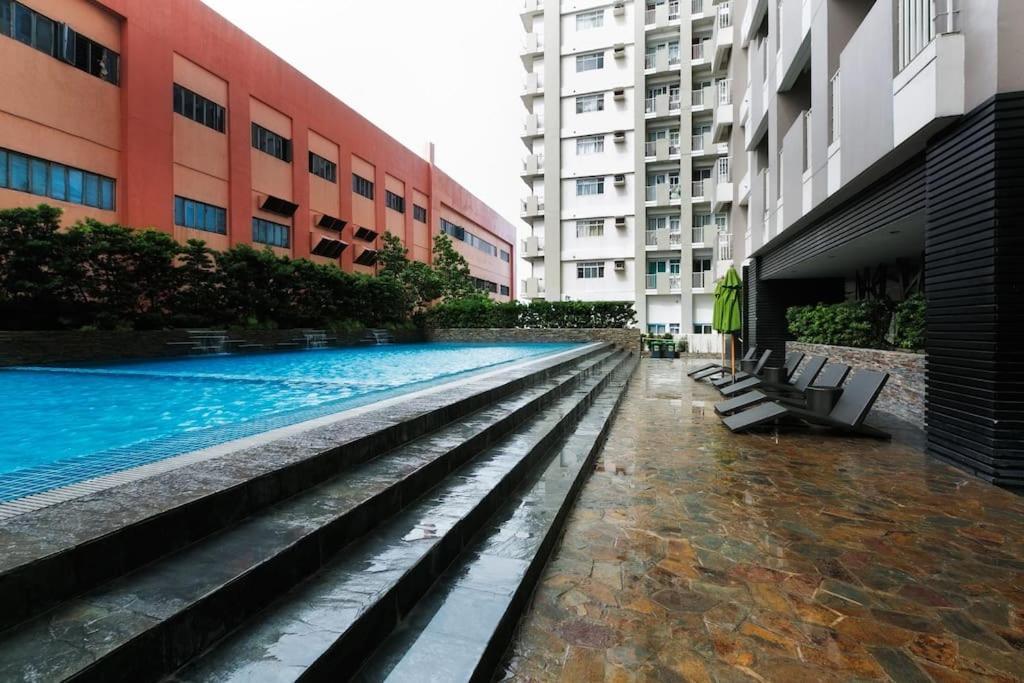 Flat Blake: Stylish W/ Balcony Apartment Manila