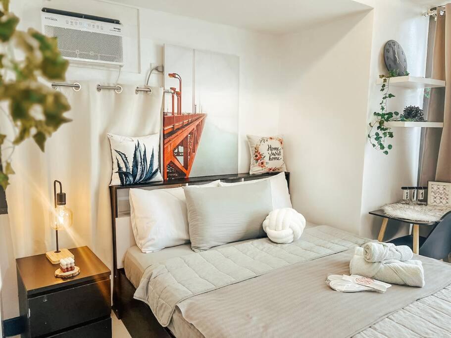 Modern Unit In Viceroy Mckinley Hill Taguig Manila