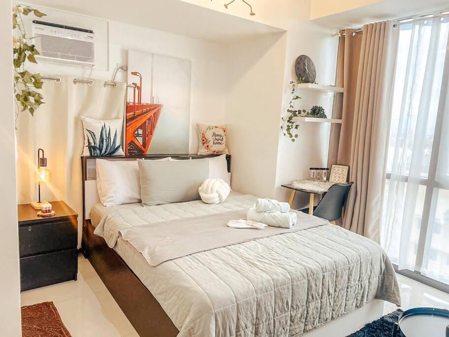 Modern Unit In Viceroy Mckinley Hill Taguig