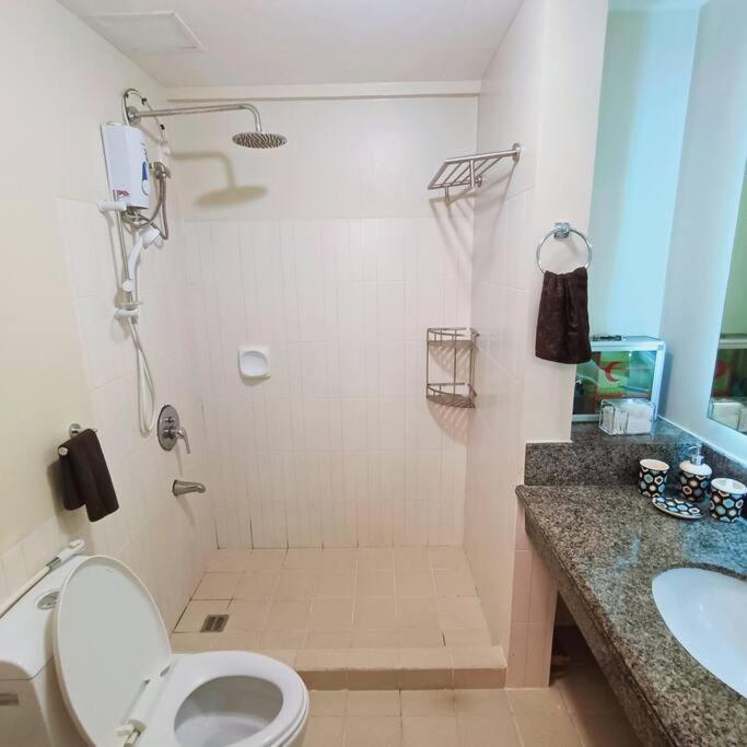Family W/ Centralized Ac Nr Ayala Mall Feliz Apartment *
