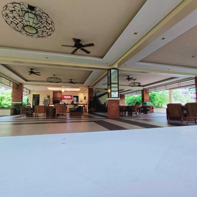 Family W/ Centralized Ac Nr Ayala Mall Feliz Manila