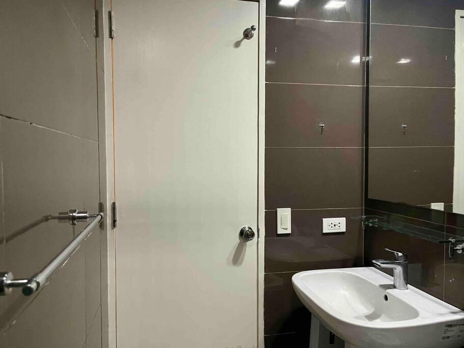 Cool 1br Acqua Livingstone W/ Netflix, Pool & Gym Apartment Manila
