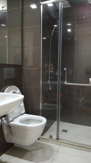 Cool 1br Acqua Livingstone W/ Netflix, Pool & Gym Manila