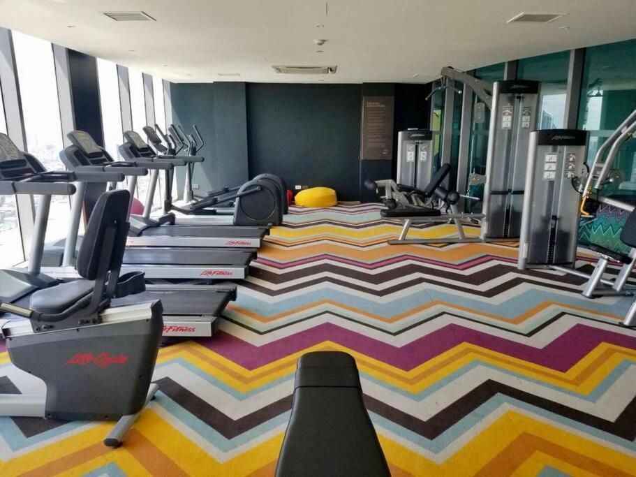 Cool 1br Acqua Livingstone W/ Netflix, Pool & Gym * Manila