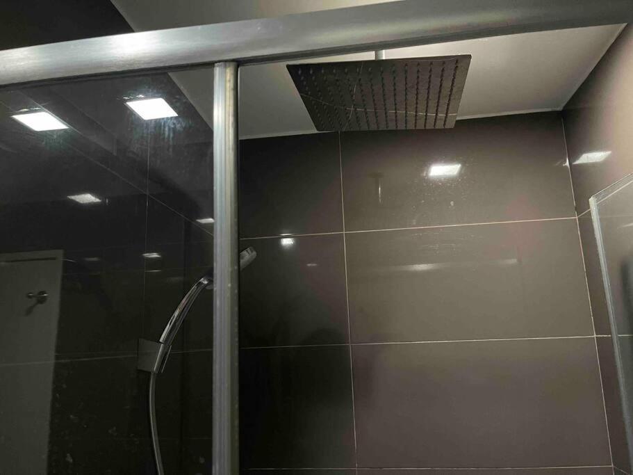Cool 1br Acqua Livingstone W/ Netflix, Pool & Gym * Manila