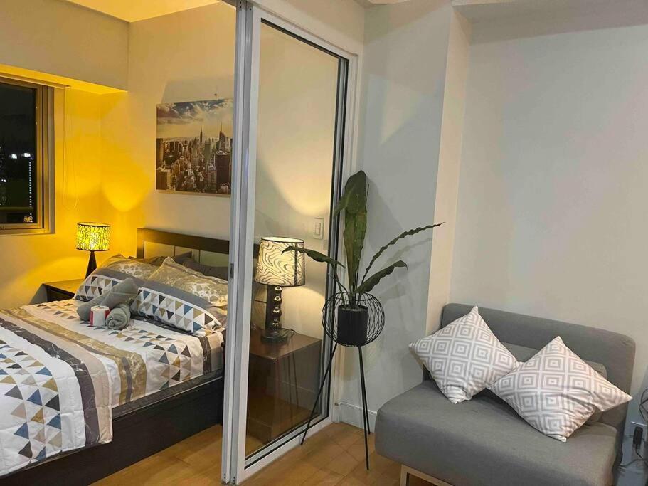 Cool 1br Acqua Livingstone W/ Netflix, Pool & Gym * Manila
