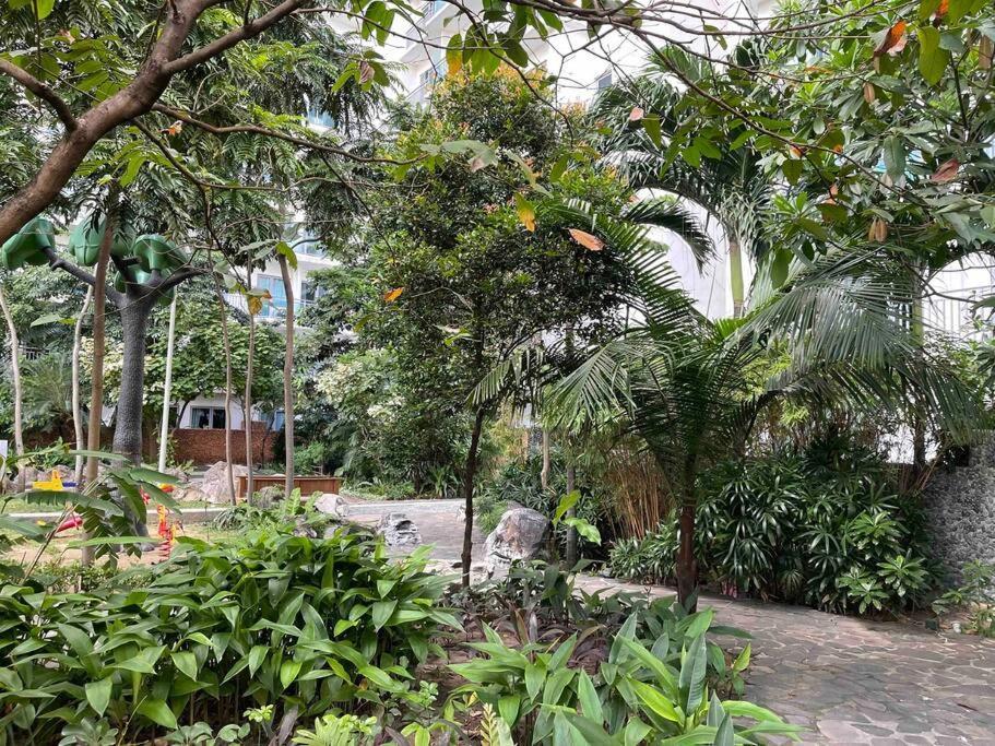 Cool 1br Acqua Livingstone W/ Netflix, Pool & Gym * Manila
