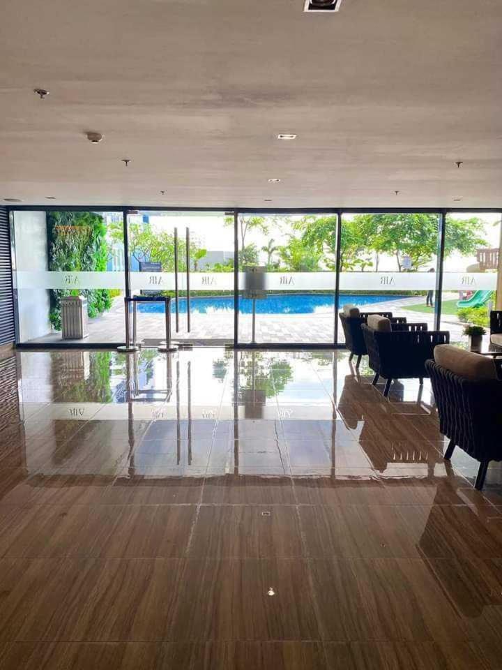 Air A2 @central Rcbc/canadian Embassy Apartment Manila
