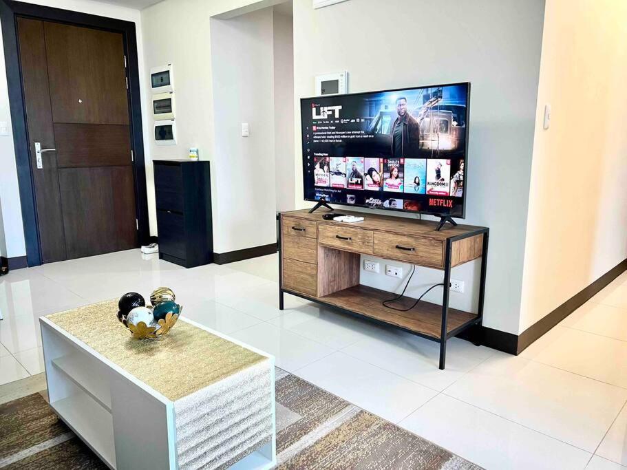 Modern 2br In Uptown Parksuites W/ Free Parking * Manila