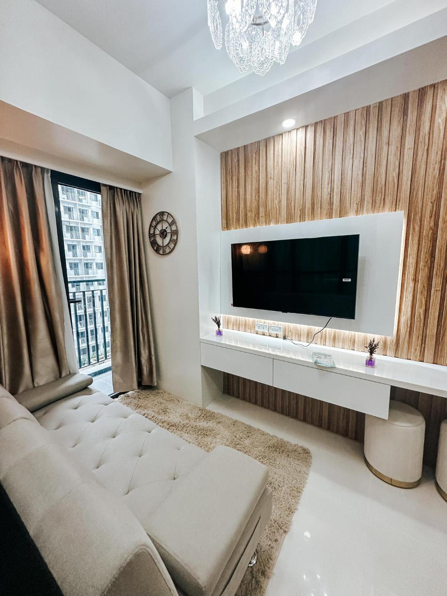 Lian Louise At Smdc Shore 3 Moa With Parking Apartment