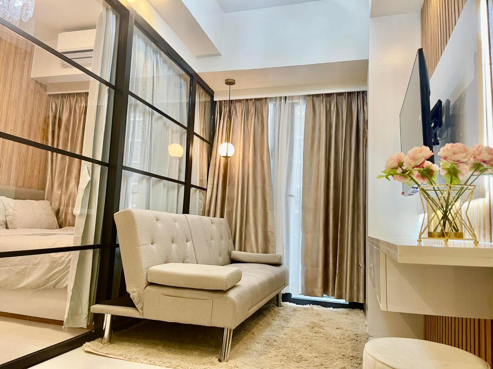 Lian Louise At Smdc Shore 3 Moa With Parking Apartment