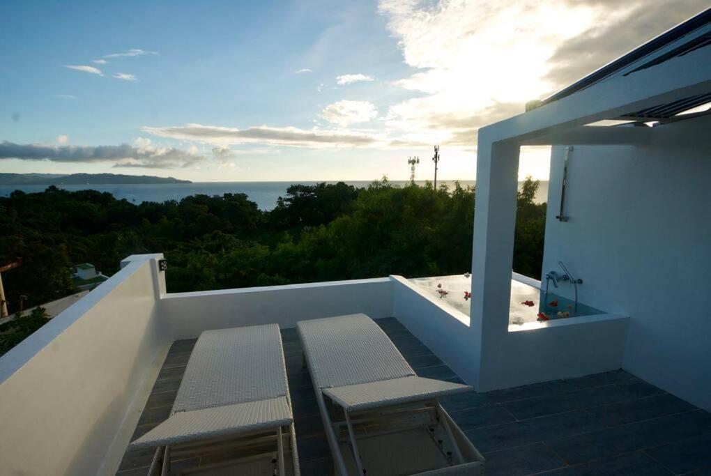 Octagon With Rooftop Bathtub & 270° View Apartment Manila