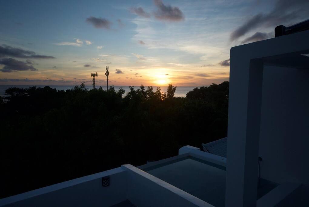 Octagon With Rooftop Bathtub & 270° View Apartment Manila