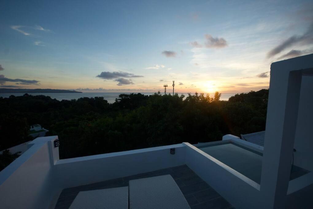 Octagon With Rooftop Bathtub & 270° View *