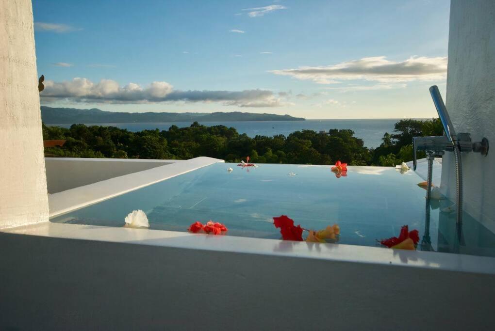 Octagon With Rooftop Bathtub & 270° View * Manila