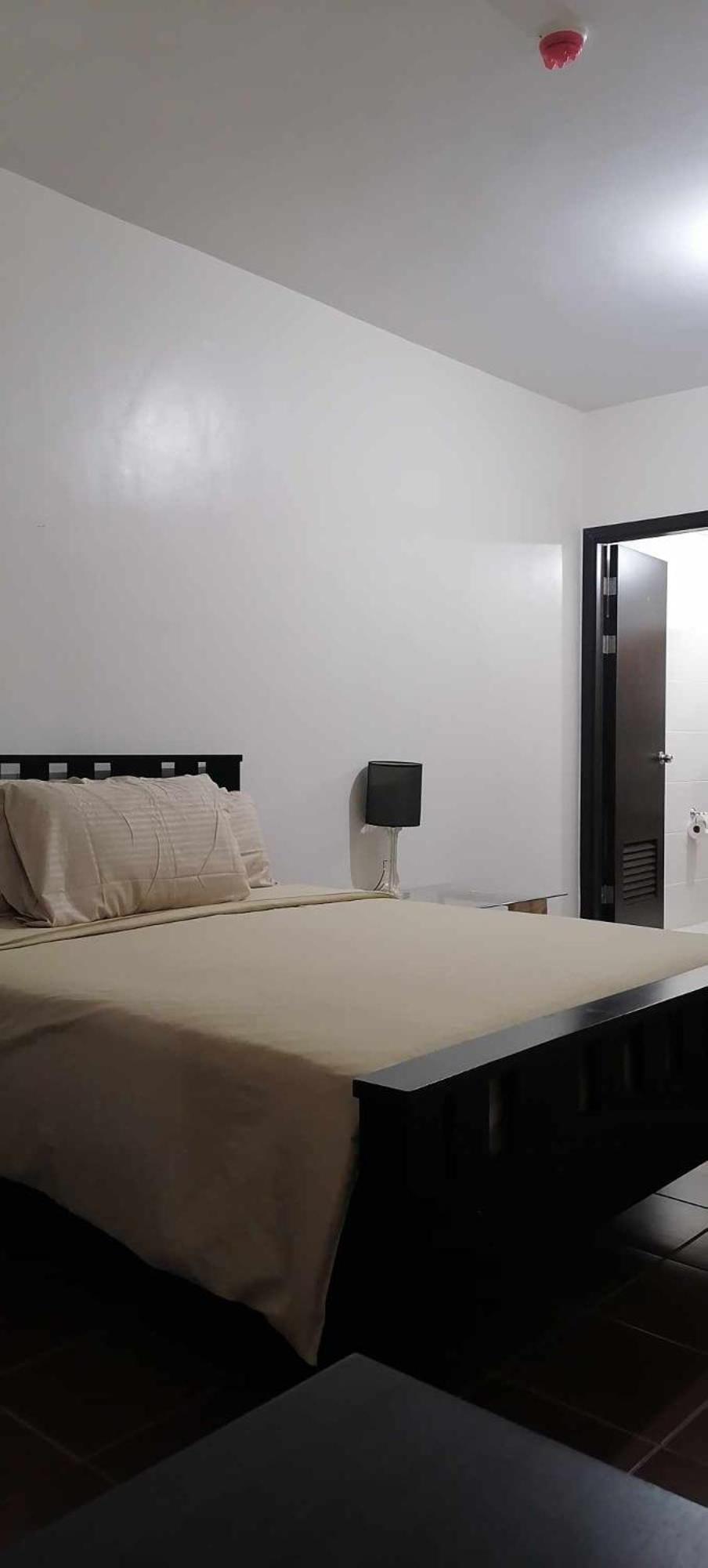3 Bedrooms Access Penthouse Unit Apartment *