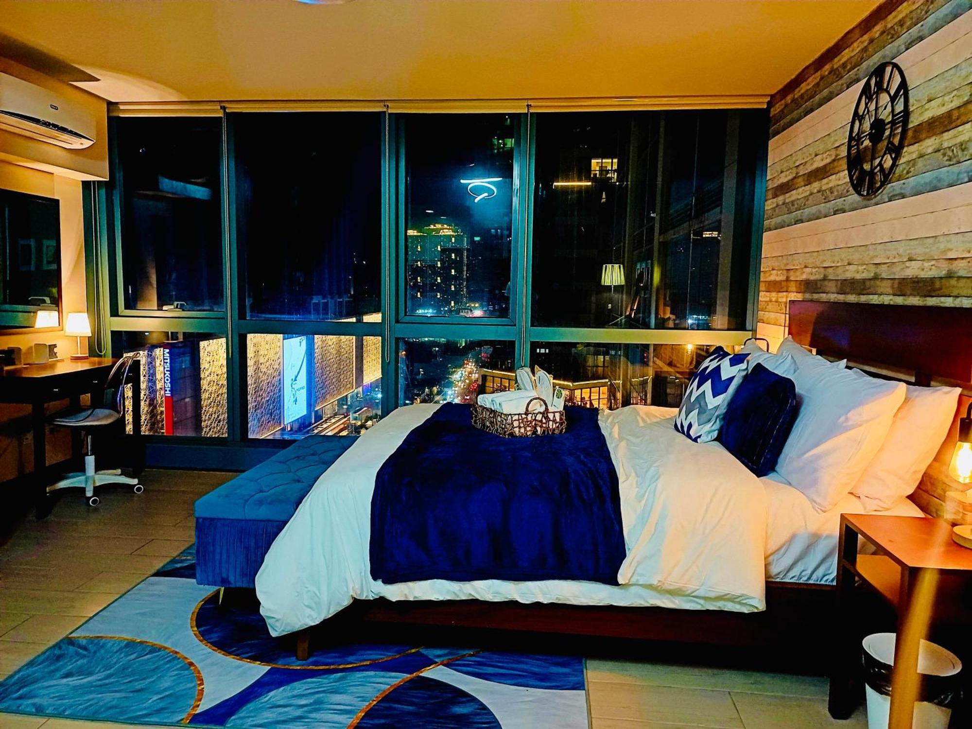 Bgc Luxury - Pool, Wi-fi, View - 11 Apartment Manila