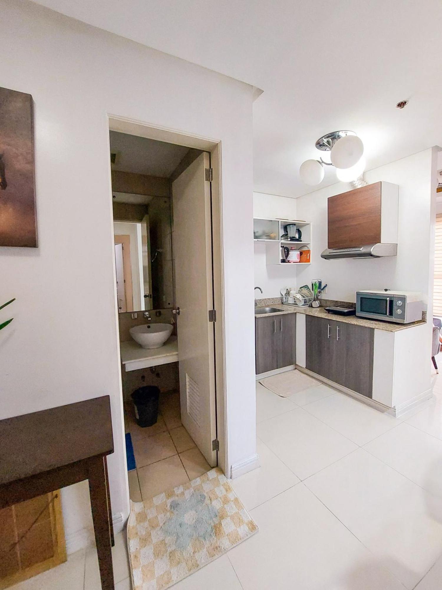Apartment Budget Staycation With Free Pool And Gym Access Very Near Us Embassy, Robinsons Manila, Zoo, Up Pgh Manila