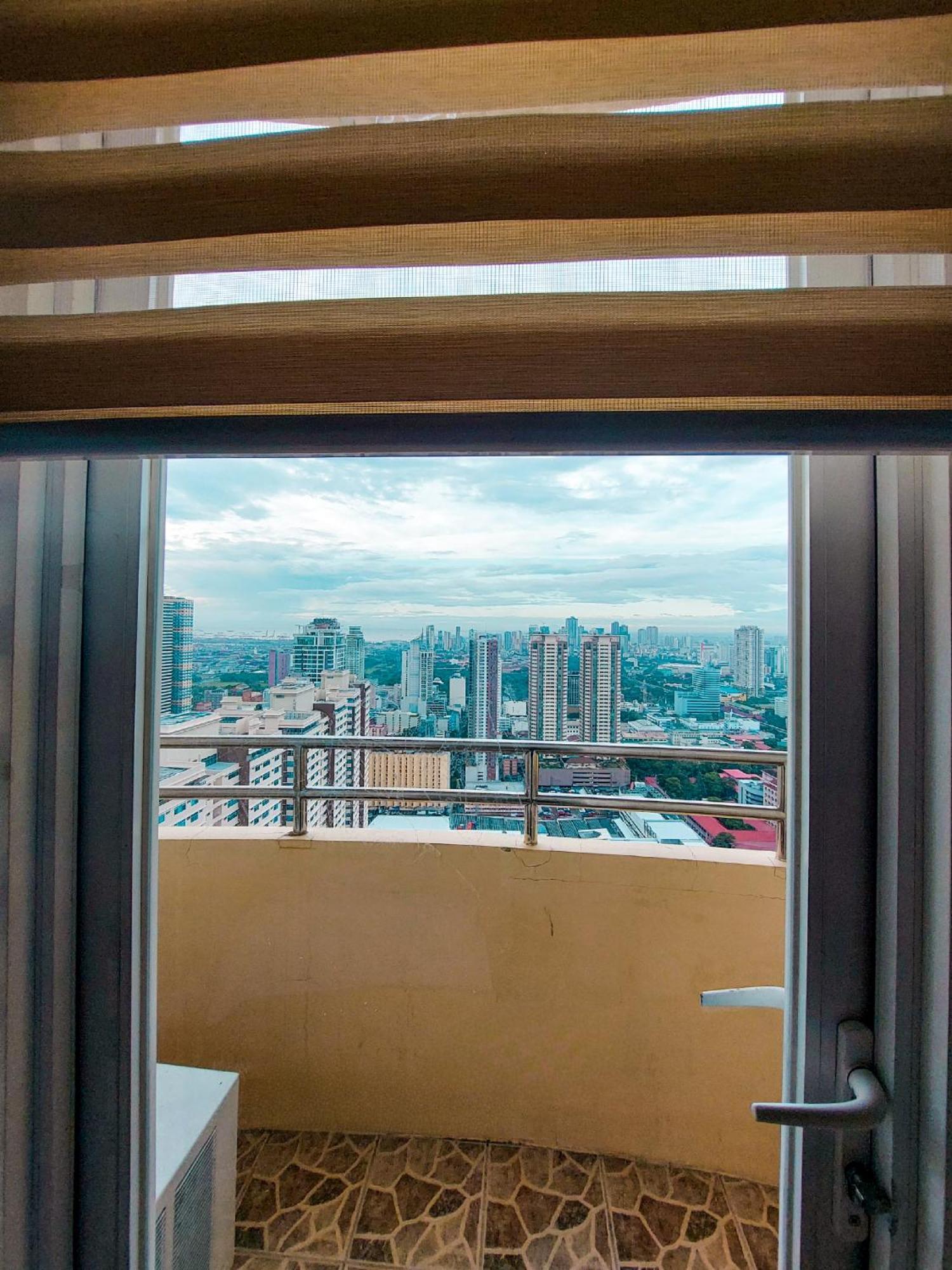 Apartment Budget Staycation With Free Pool And Gym Access Very Near Us Embassy, Robinsons Manila, Zoo, Up Pgh Manila
