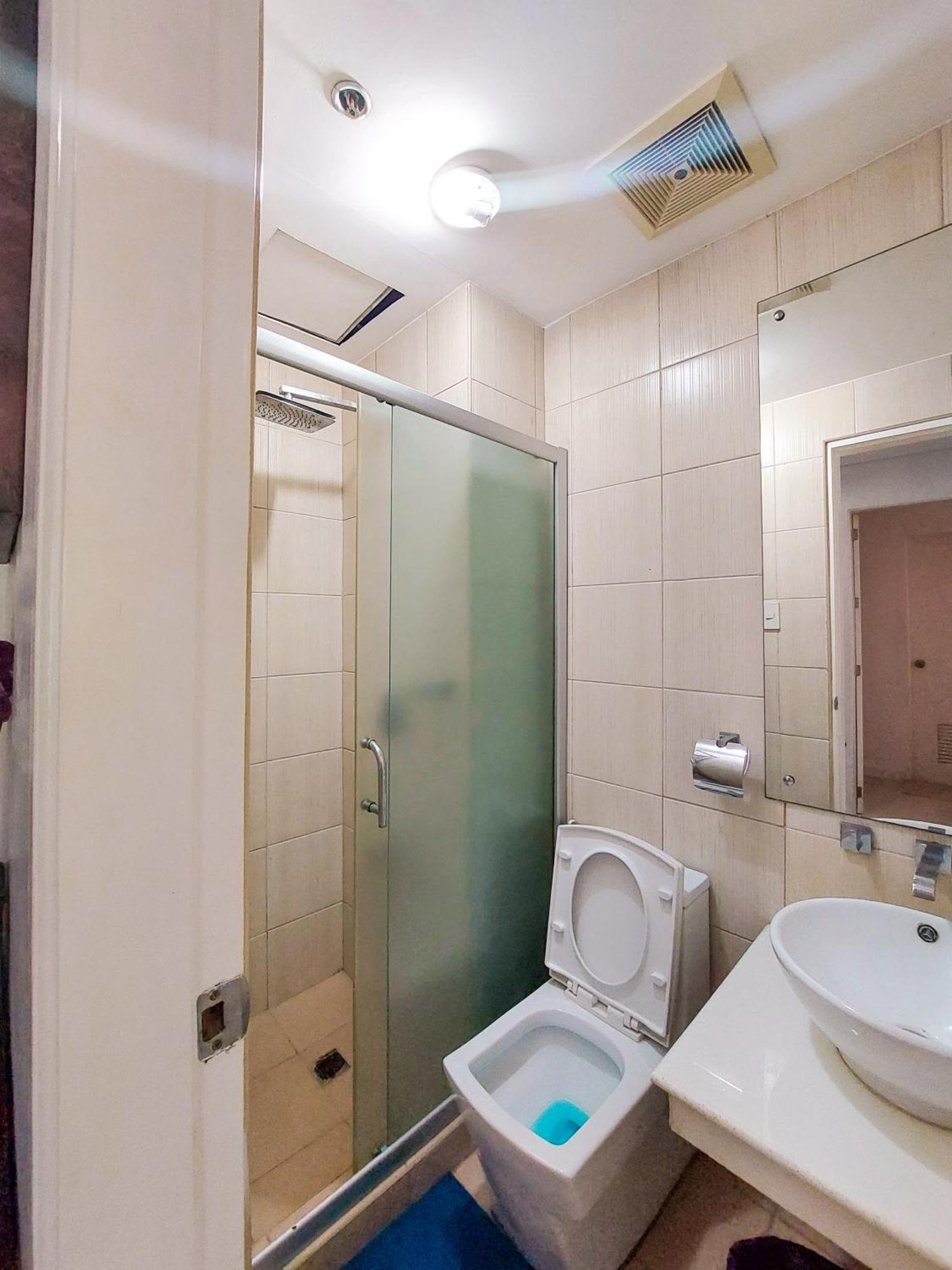 Budget Staycation With Free Pool And Gym Access Very Near Us Embassy, Robinsons Manila, Zoo, Up Pgh *