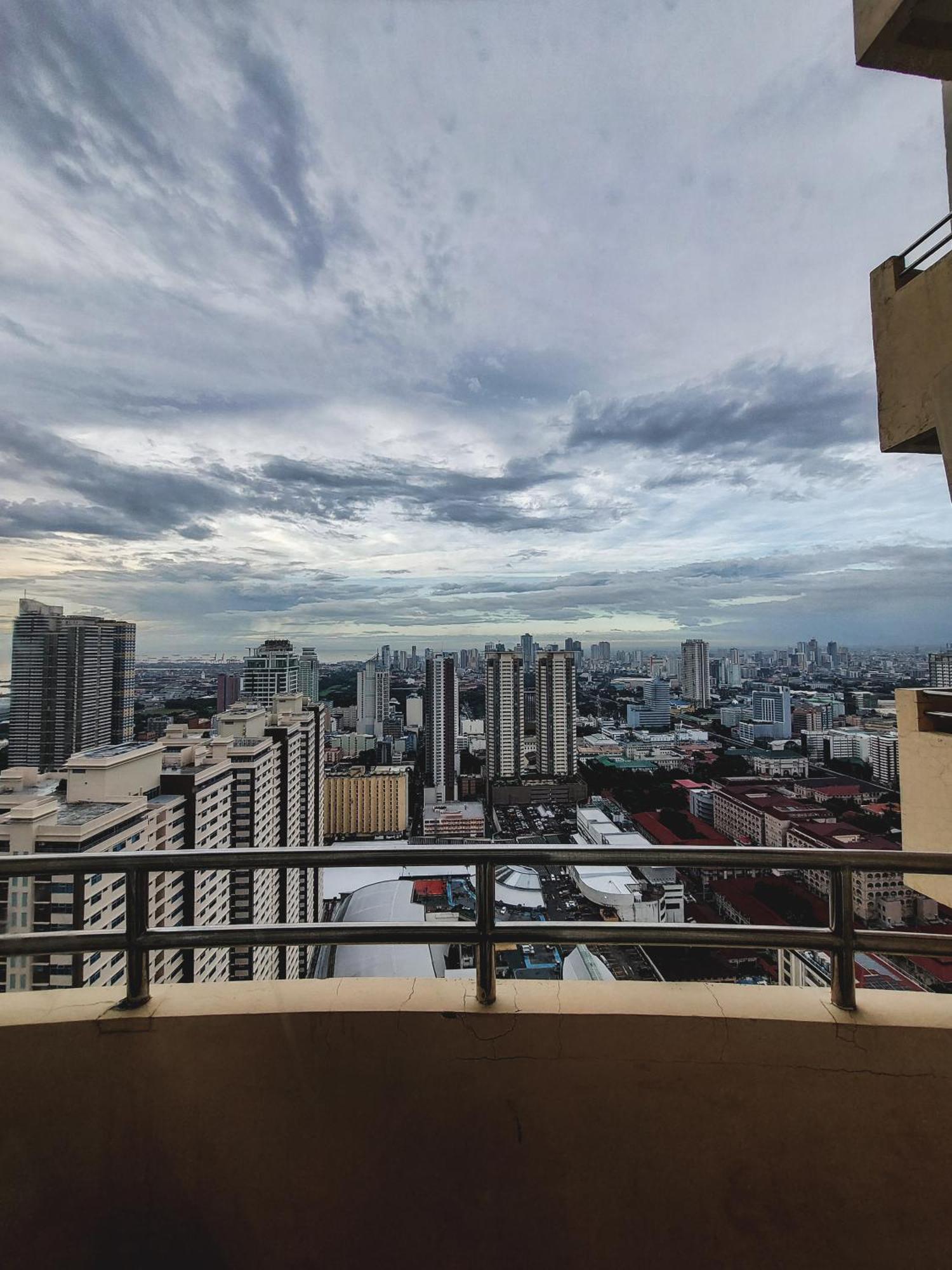 Apartment Budget Staycation With Free Pool And Gym Access Very Near Us Embassy, Robinsons Manila, Zoo, Up Pgh Manila