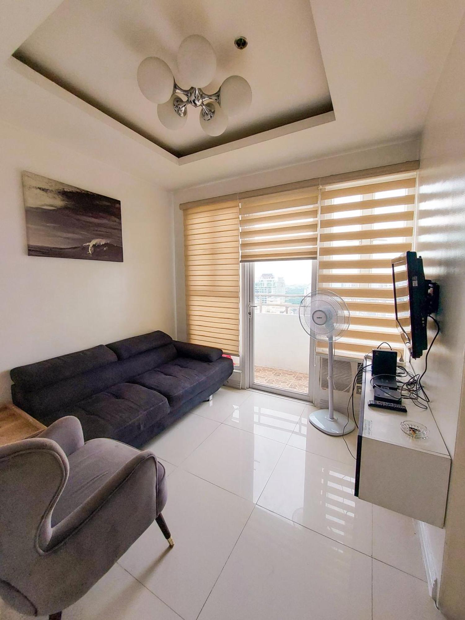 Budget Staycation With Free Pool And Gym Access Very Near Us Embassy, Robinsons Manila, Zoo, Up Pgh Apartment *