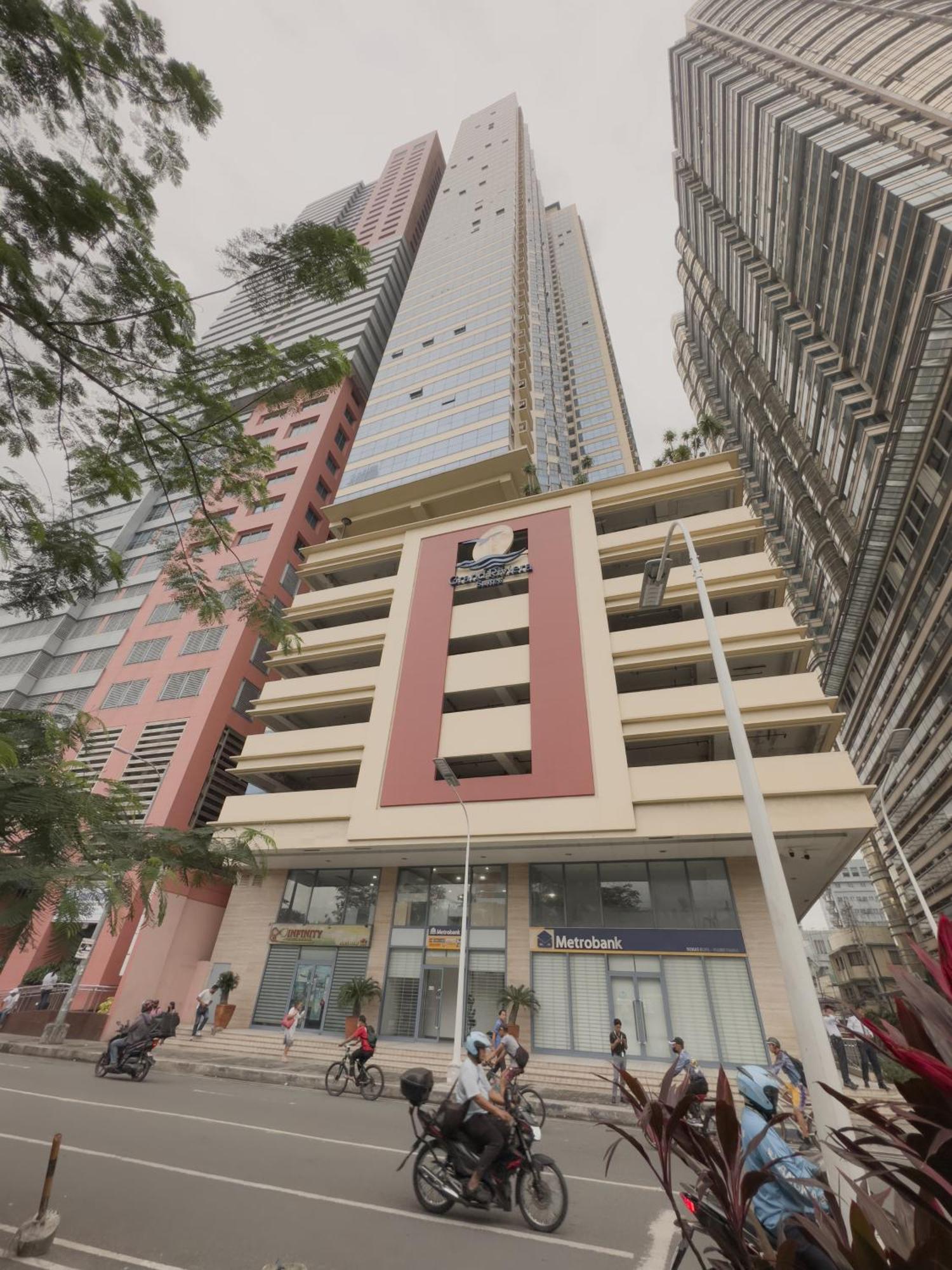 Snugglepod Condotel - Grand Riviera Suites, Us Embassy Manila, Roxas Blvd