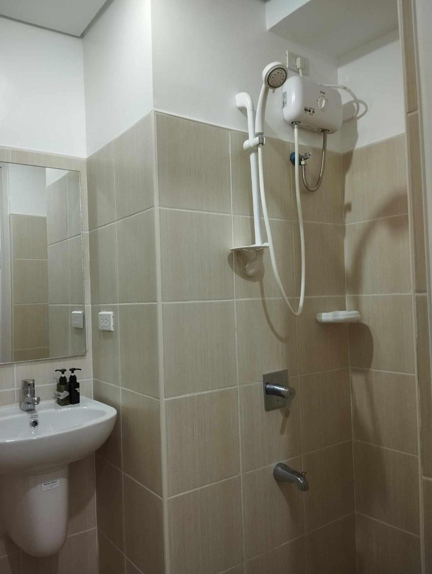 Aparthotel Snugglepod Condotel - Grand Riviera Suites, Us Embassy Manila, Roxas Blvd