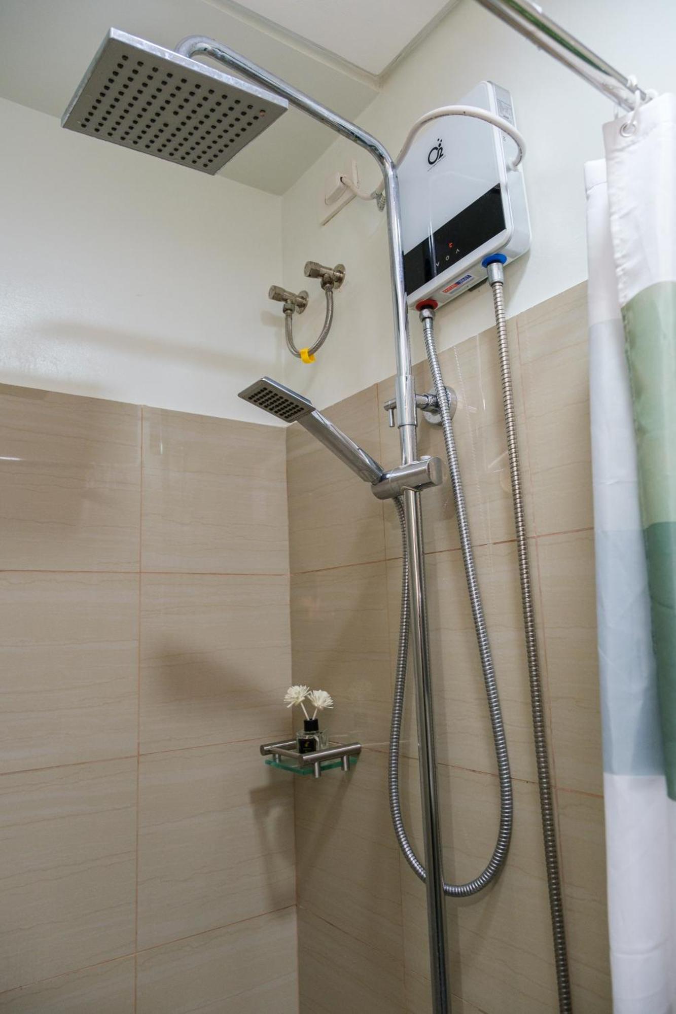 2 Side-by-side P00l Front Condos, 6 Beds, 2 Cr, 2 Kitchen For 10 Guests At Moa Apartment Manila