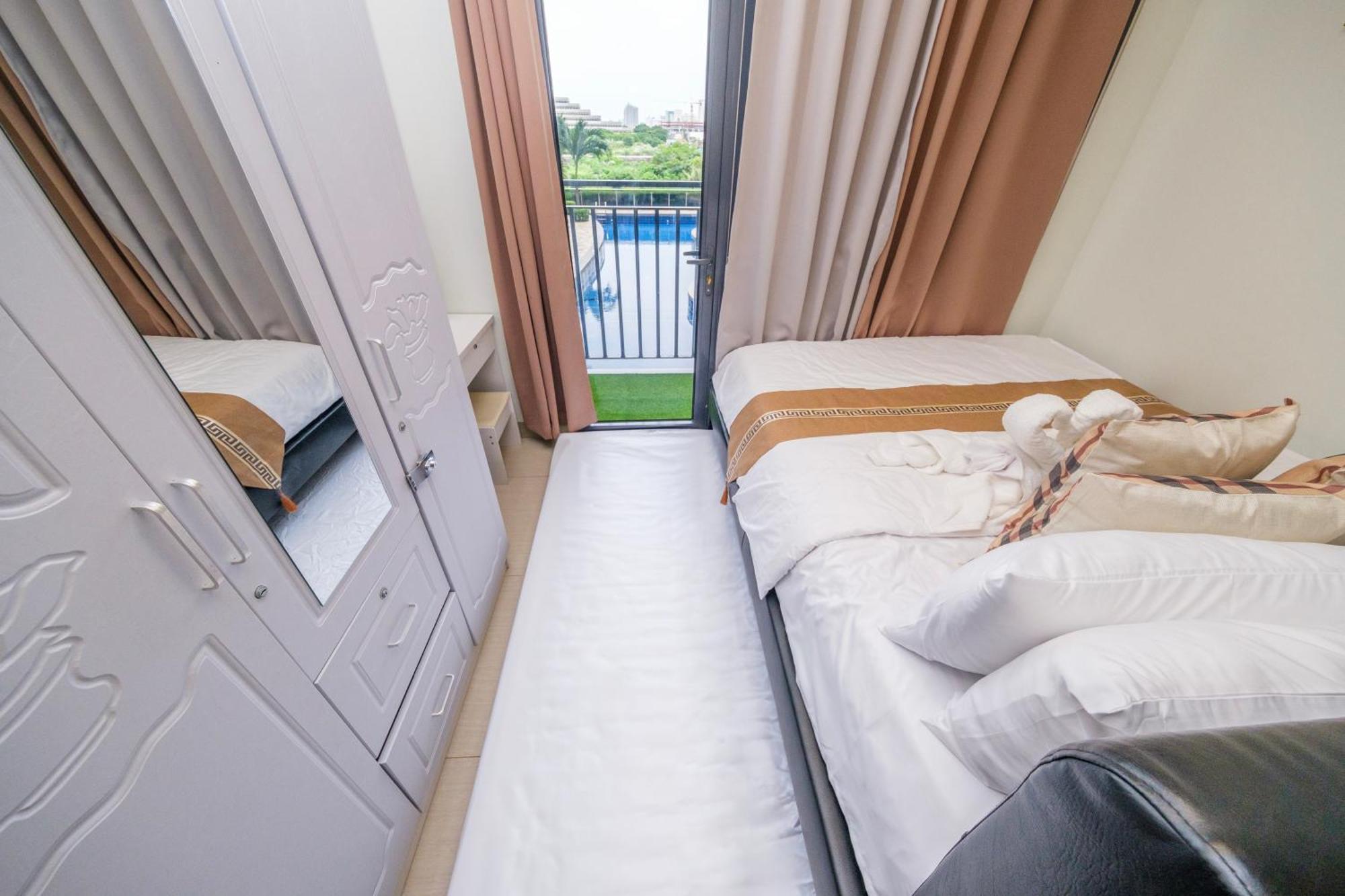 2 Side-by-side P00l Front Condos, 6 Beds, 2 Cr, 2 Kitchen For 10 Guests At Moa Apartment Manila