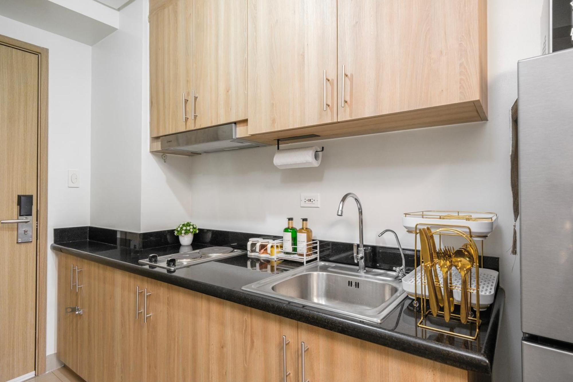 2 Side-by-side P00l Front Condos, 6 Beds, 2 Cr, 2 Kitchen For 10 Guests At Moa Manila
