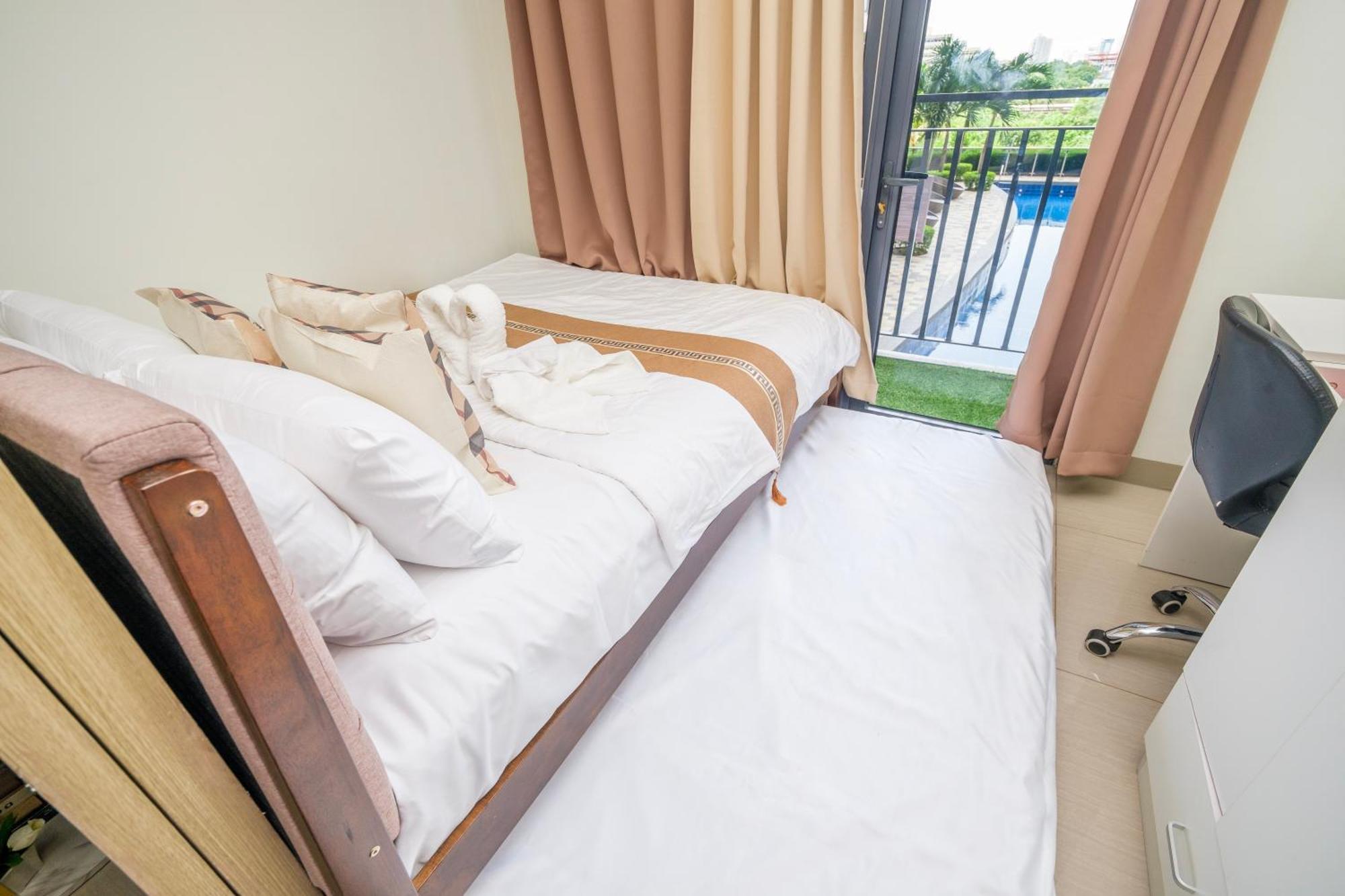 2 Side-by-side P00l Front Condos, 6 Beds, 2 Cr, 2 Kitchen For 10 Guests At Moa Manila