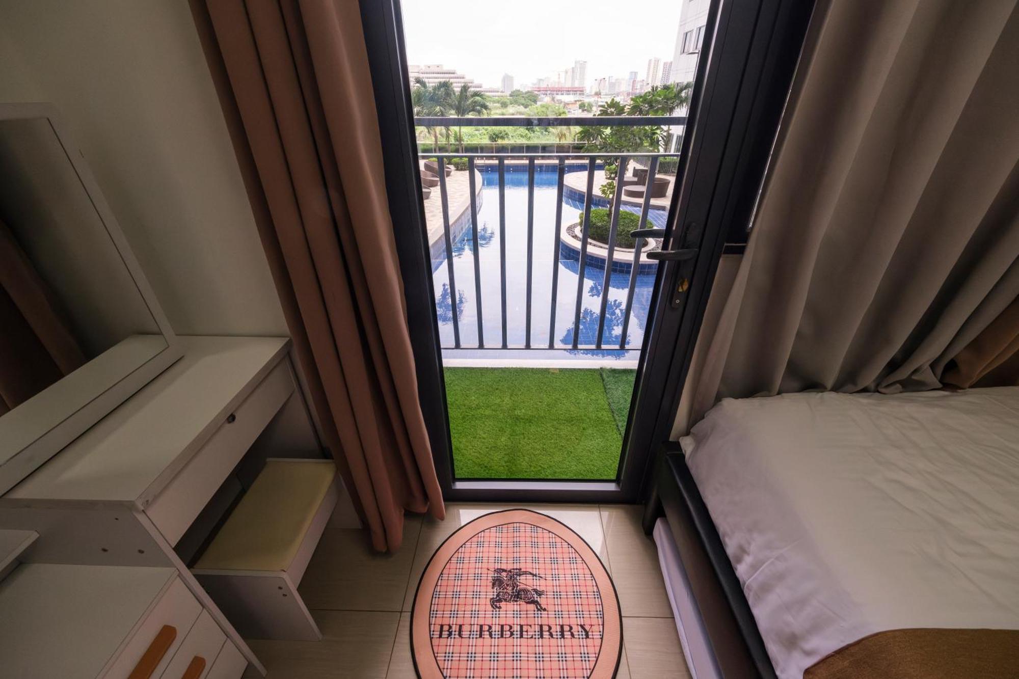 2 Side-by-side P00l Front Condos, 6 Beds, 2 Cr, 2 Kitchen For 10 Guests At Moa * Manila