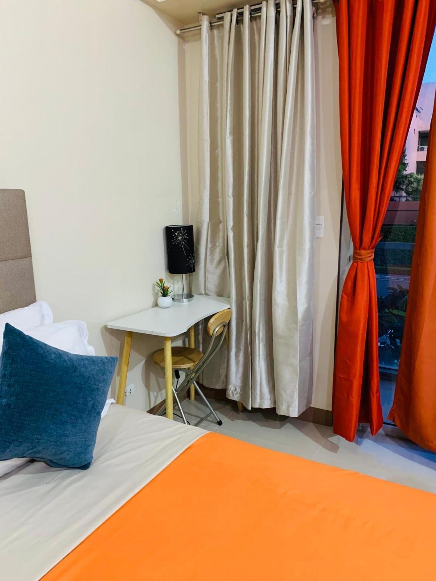 One Palm Tree - 2h With Balcony - Across Terminal 3 Airport Apartment *