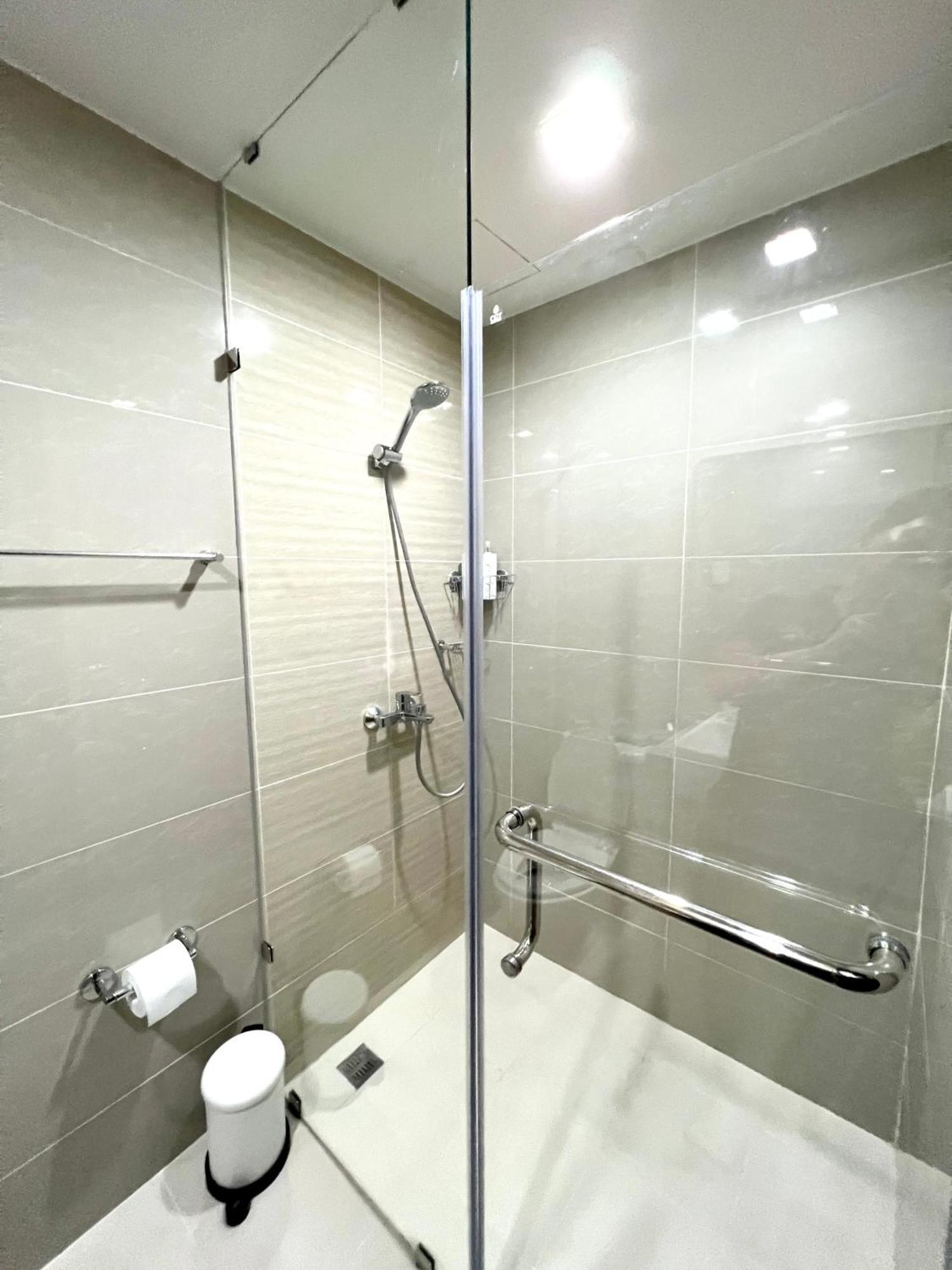 New & Modern Cozy 1br W/ Balcony@bgc, Wifi 300mbps Apartment