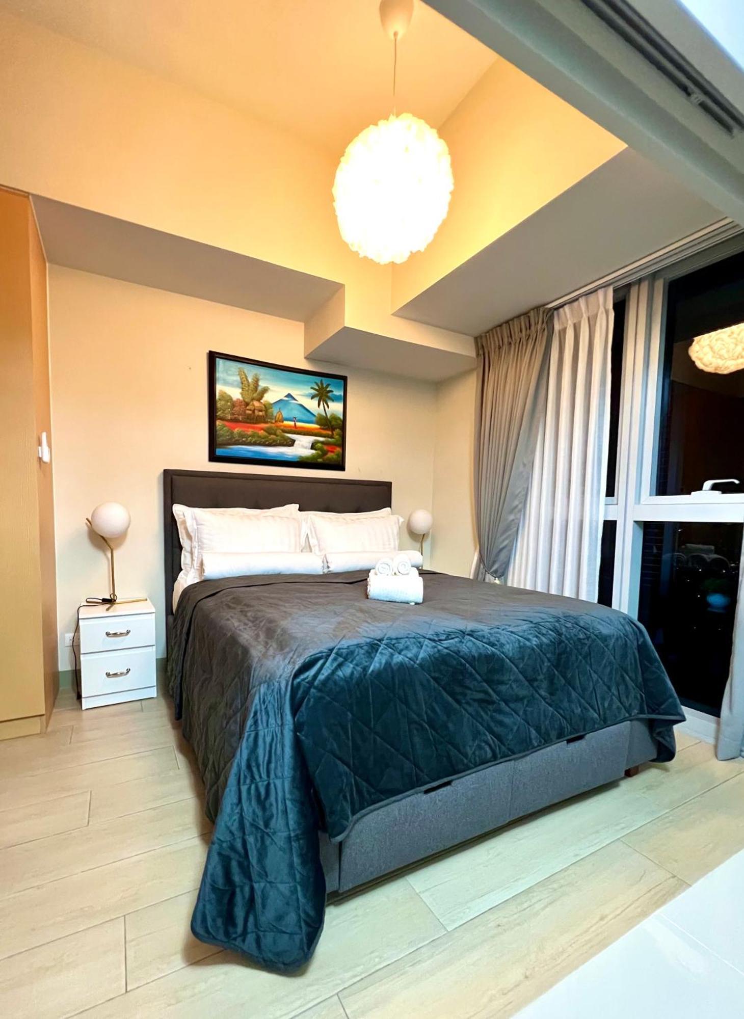 Apartment New & Modern Cozy 1br W/ Balcony@bgc, Wifi 300mbps Manila