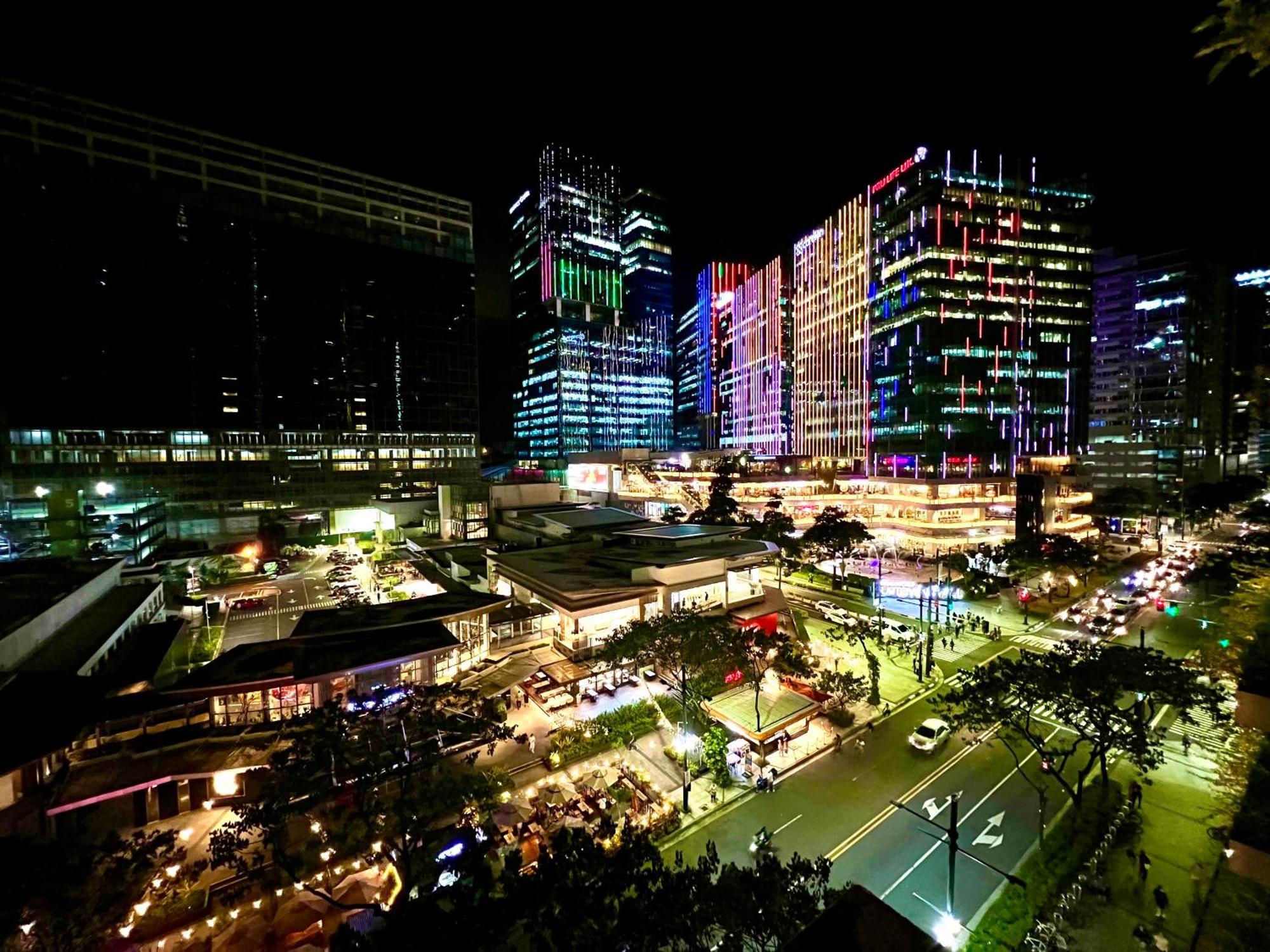 New & Modern Cozy 1br W/ Balcony@bgc, Wifi 300mbps Manila