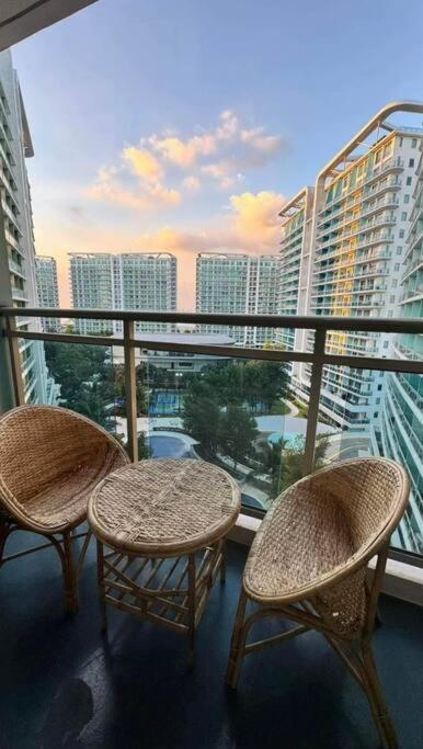 Apartment 1br Club Pool View At Azure-maui Manila